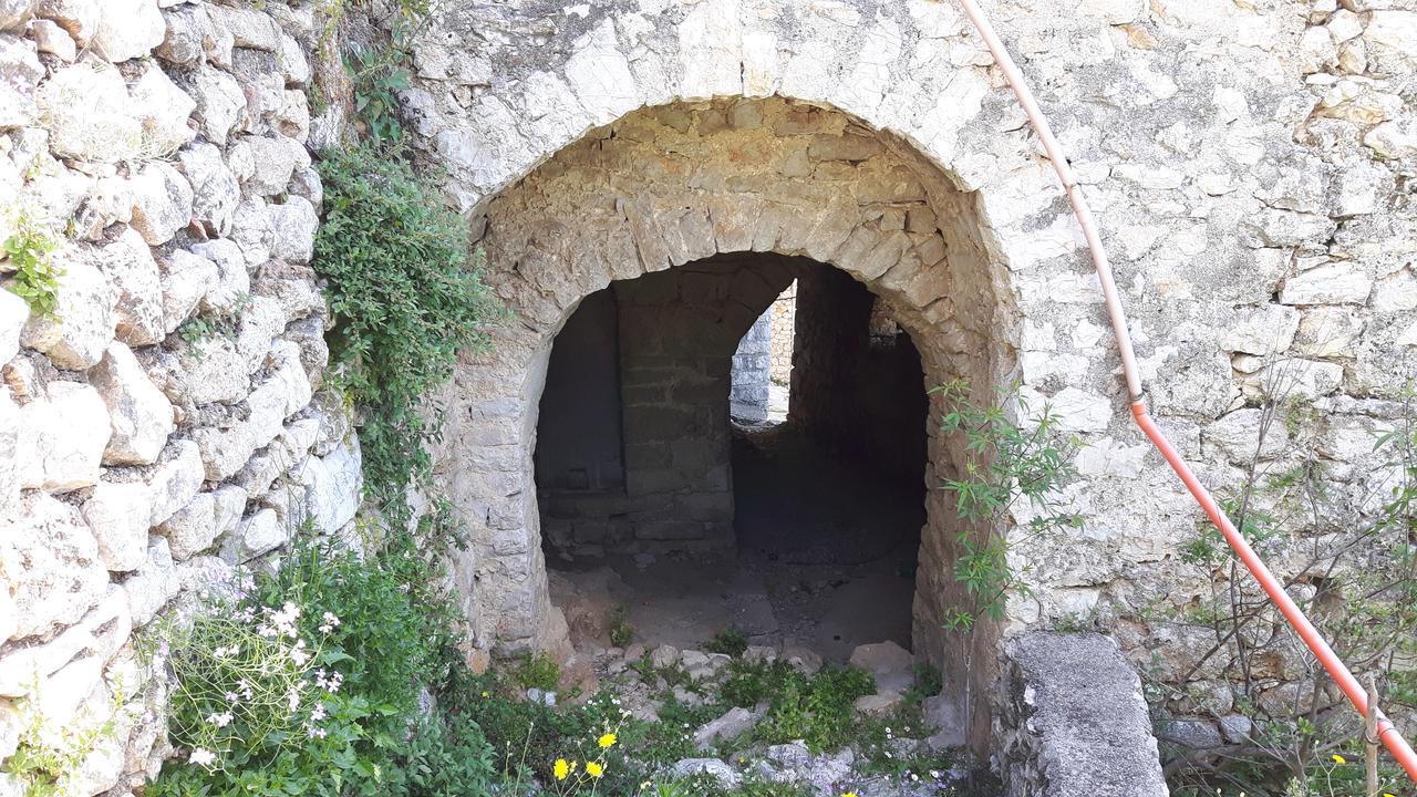 Castle Hotel Himare Exterior photo